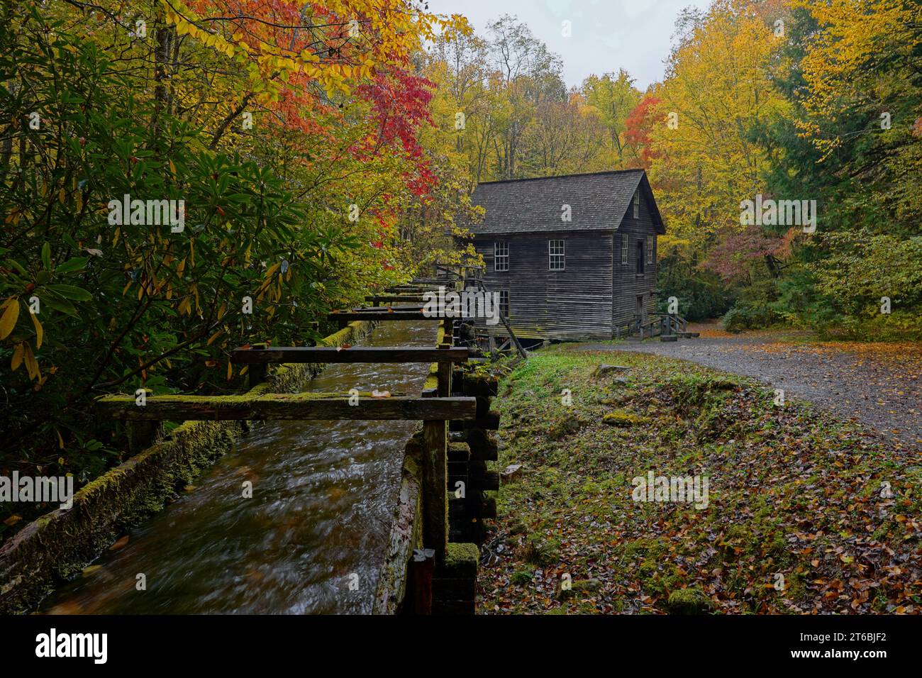 Lo storico Mingus Mill nel Great Smoky Mountains National Park nel North Carolina con il colore autunnale Foto Stock