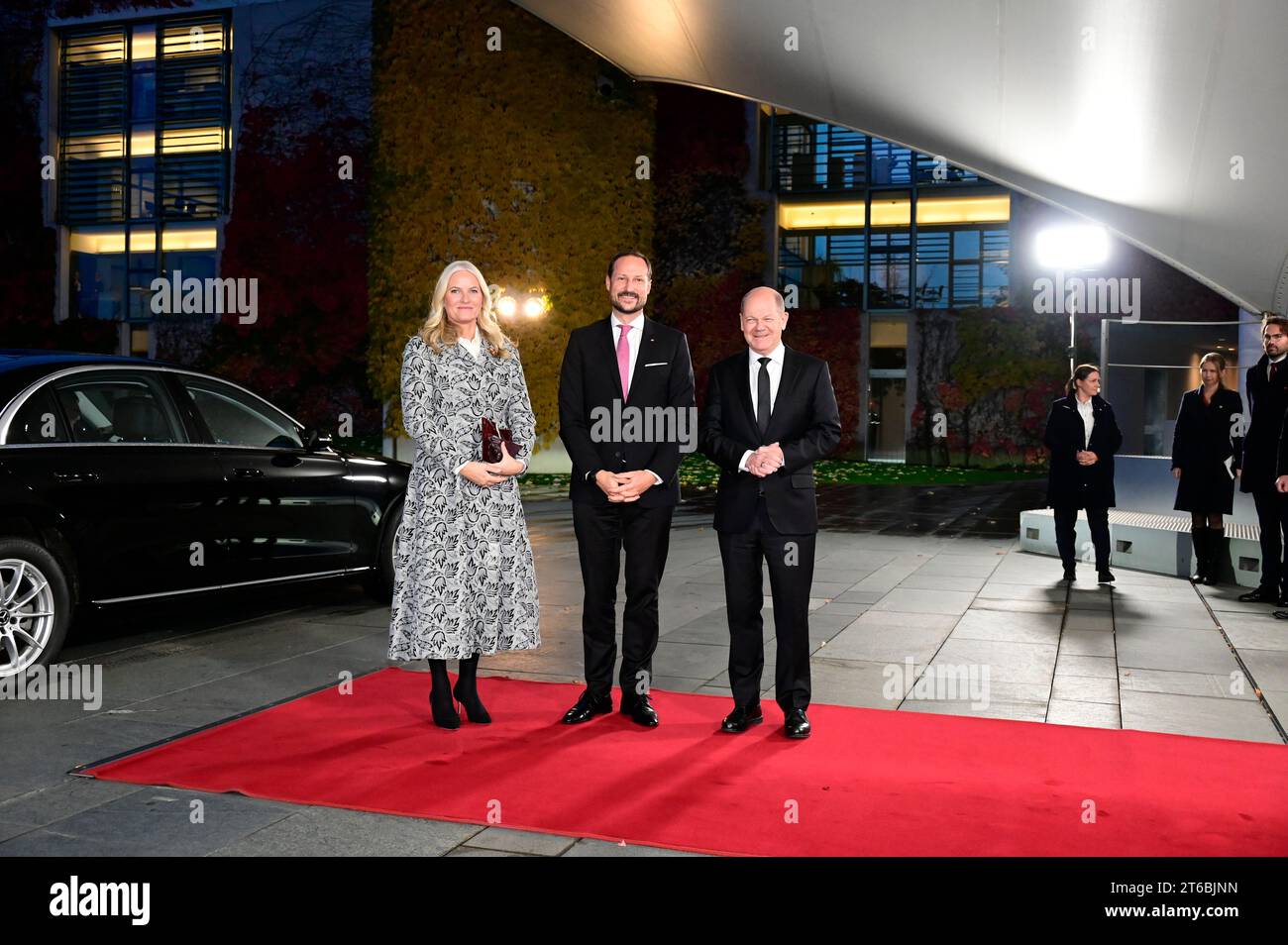 Kronprinzessin mette-Marit von Norwegen, Kronprinz Haakon von Norwegen und Olaf Scholz beim Empfang des Bundeskanzlers zu freundschaftlichen Gespräche Foto Stock