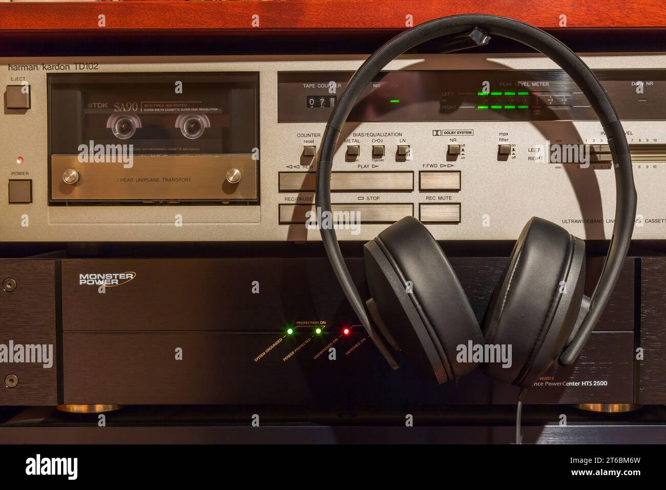 Cuffie stereo Sennheiser HD 300 con deck a cassetta Harmon Kardon TD102, Monster Power Center HTS 2500. Foto Stock