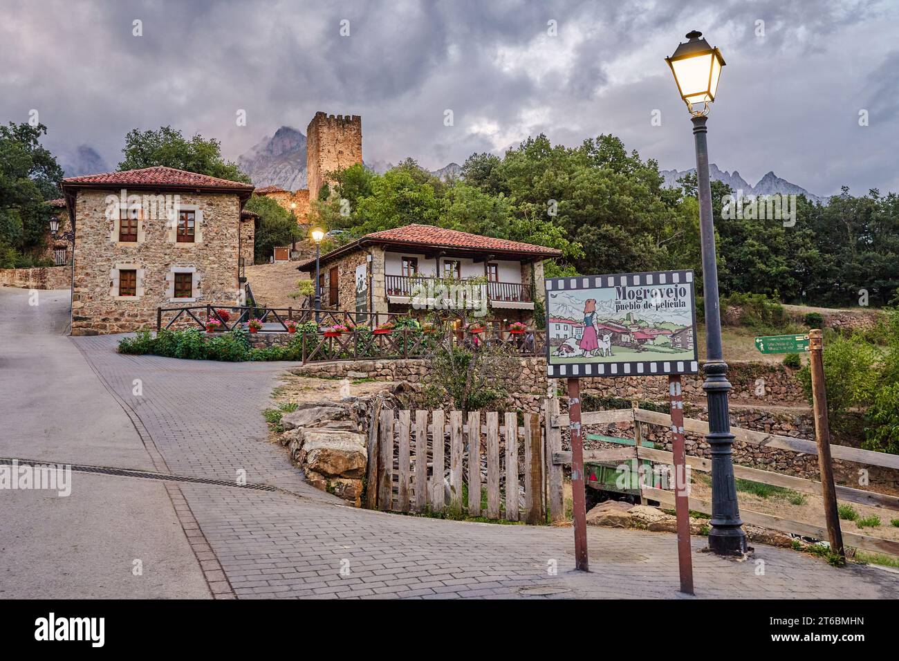 Mogrovejo, Cantabria, Spagna, 3 08 2023: Mogrovejo, città del cinema. Le scene del film Heidi sono state girate lì. Dichiarato patrimonio di interesse culturale Foto Stock