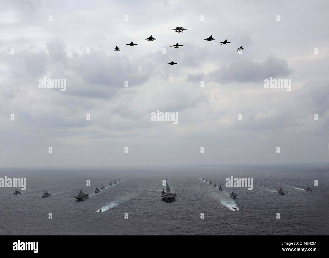 USN-JASDF formazioni di navi e aeromobili durante ANNUALEX 2008 081119 Foto Stock