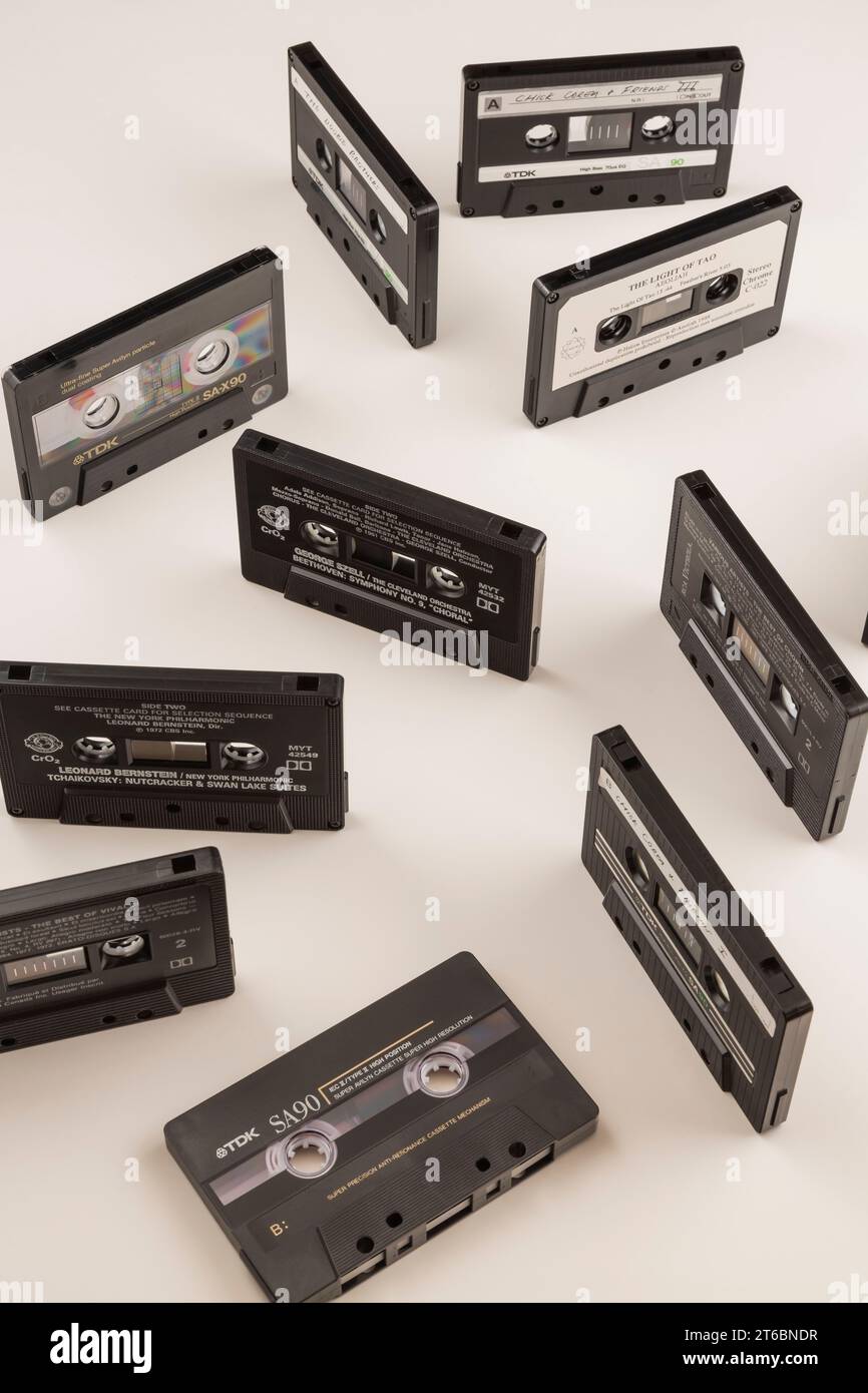 Cassette audio su sfondo bianco. Foto Stock