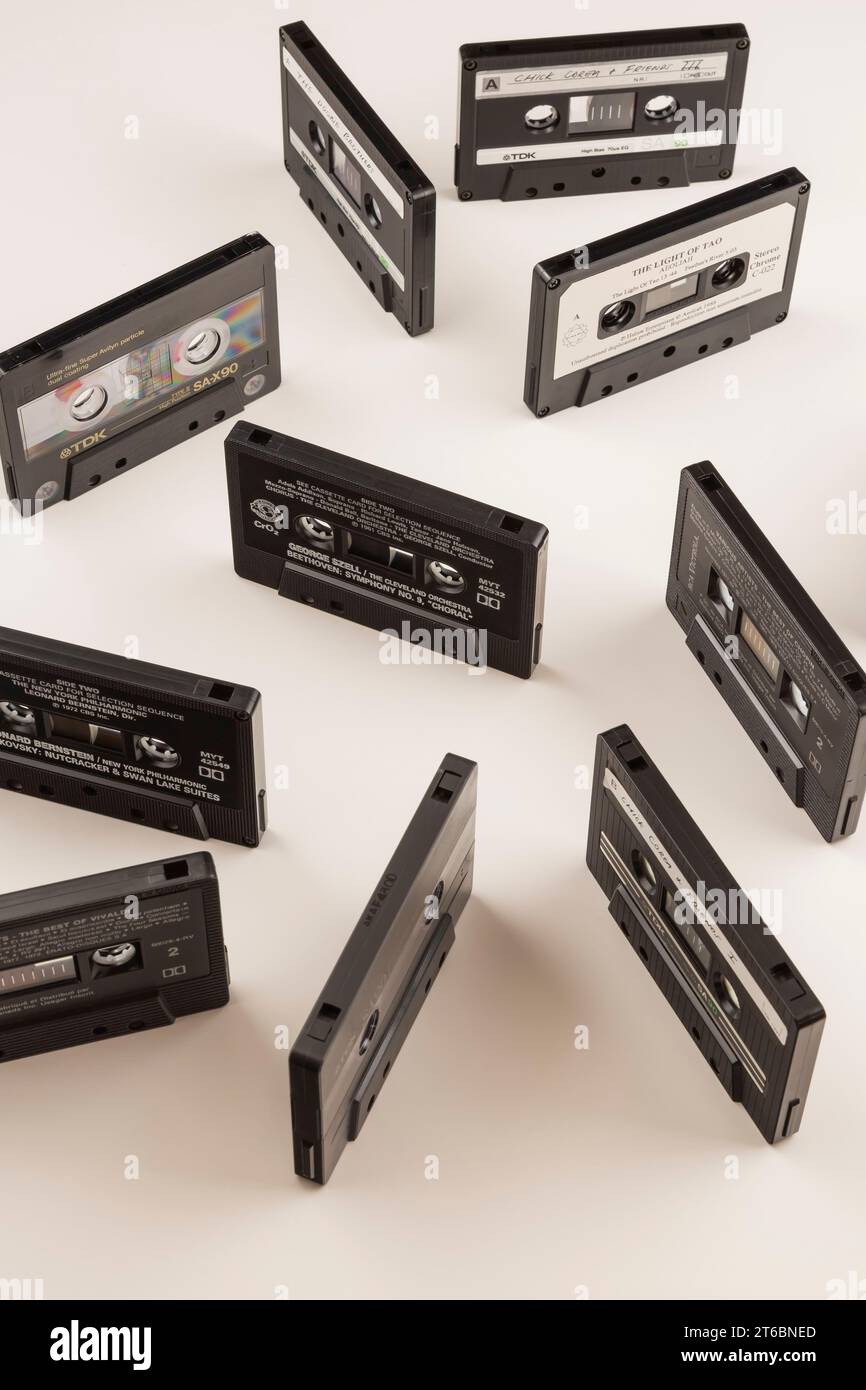 Cassette audio su sfondo bianco. Foto Stock