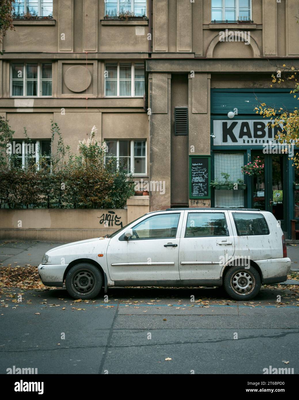 Auto bianca parcheggiata a Bubeneč, Praga, Cechia Foto Stock