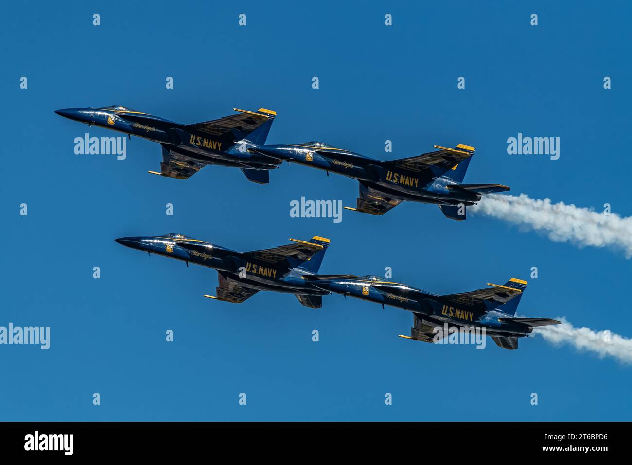Quattro jet da combattimento che volano in formazione con una pista bianca di fumo dietro di loro, creando un'esibizione spettacolare e potente nel cielo Foto Stock