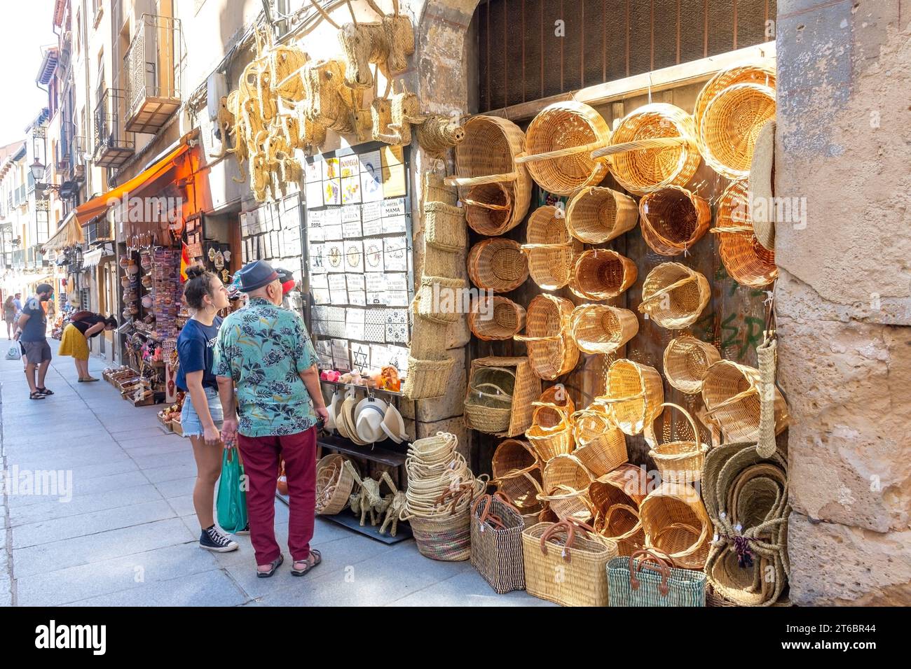 Cesti di vimini e piastrelle in ceramica in vendita, Calle Marqués del Arco, quartiere ebraico, Segovia, Castiglia e León, Regno di Spagna Foto Stock