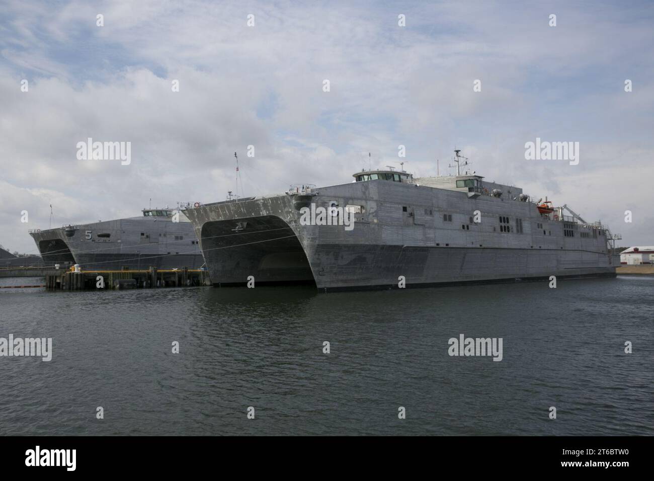 USNS Trenton (T-EPF-5) e USNS Brunswick (T-EPF-6) ormeggiati a JEB Little Creek-Fort Story il 22 aprile 2016 Foto Stock