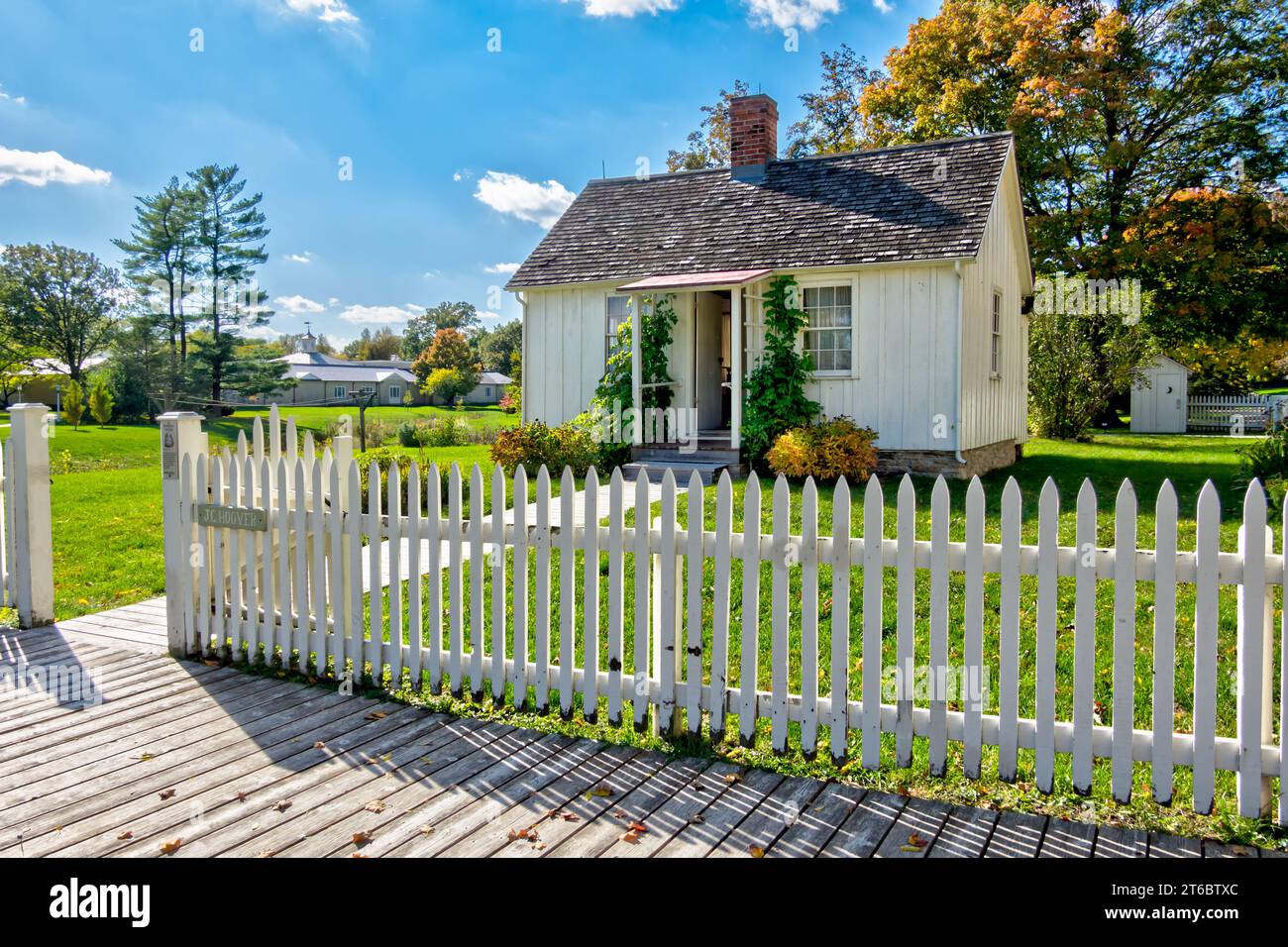 DIRAMAZIONE OVEST, IA, USA - 20 OTTOBRE 2023: Cottage Herbert Hoover Birthplace a Herbert Hoover National Historic Site. Foto Stock