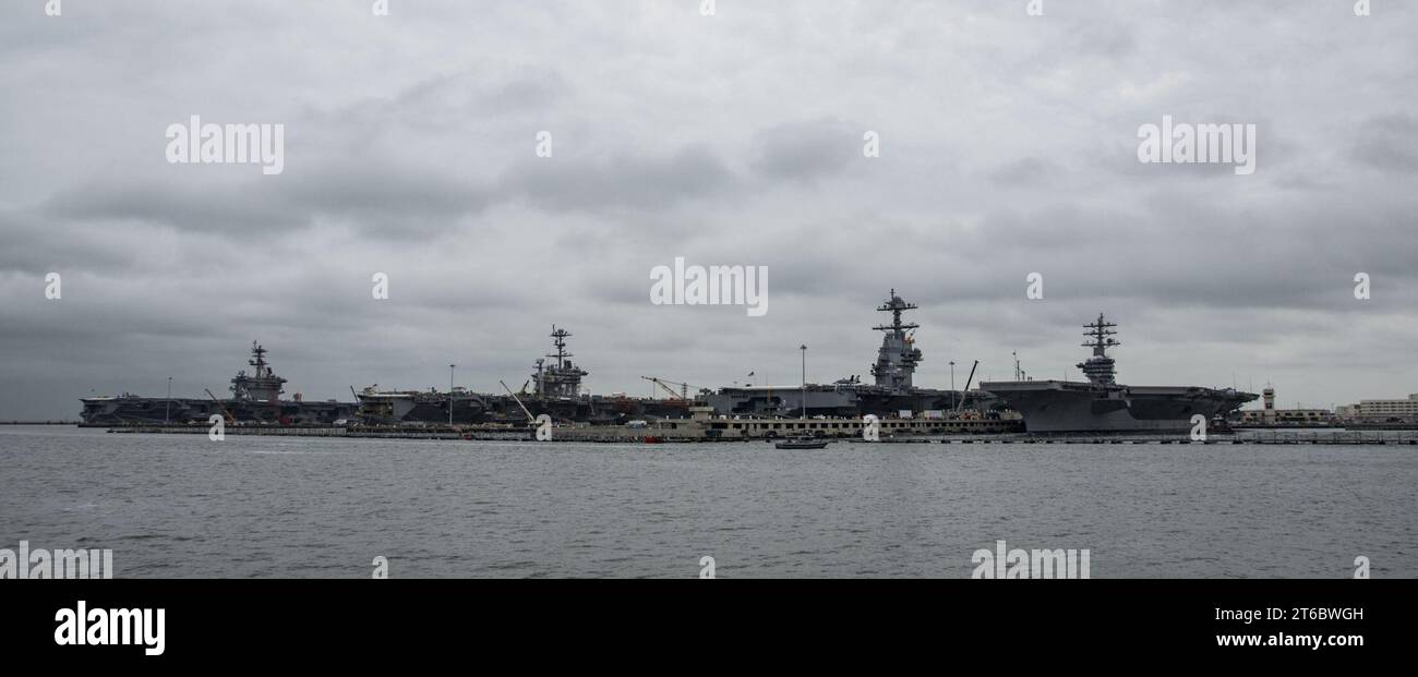 USS Abraham Lincoln (CVN-72), USS George Washington (CVN-73), USS Gerald R. Ford (CVN-78) e USS Dwight D. Eisenhower (CVN-69) presso la stazione navale di Norfolk il 22 maggio 2017 Foto Stock