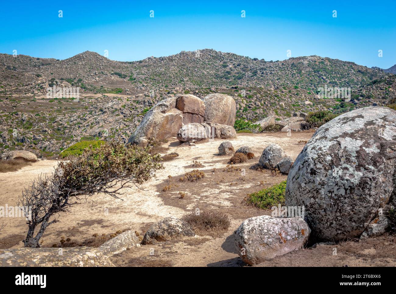 Le enormi rocce granitiche di Volax, un villaggio tradizionale nel mezzo di Tinos, Cicladi, Grecia. Foto Stock
