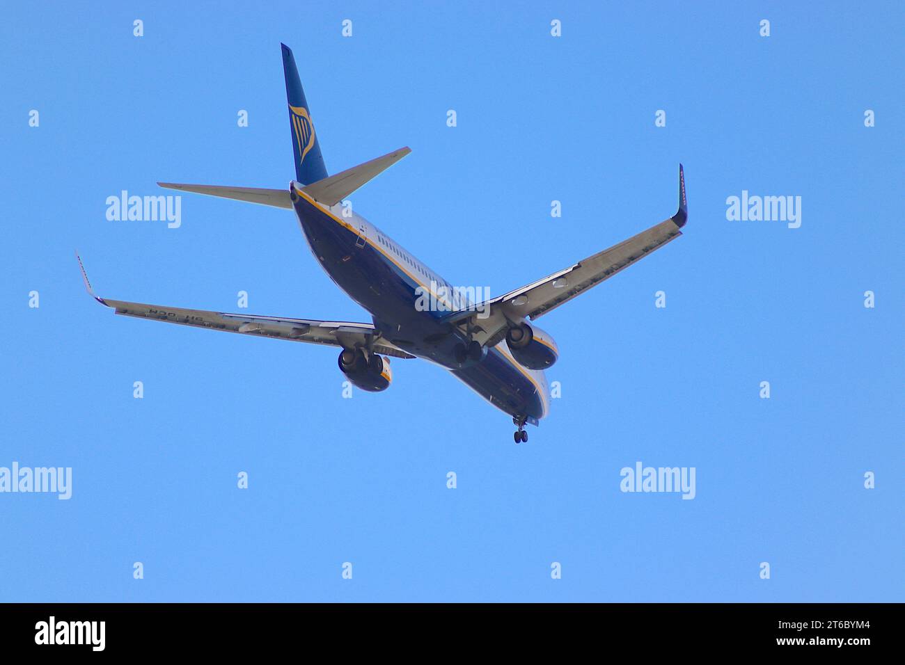 Sorvolando la nave da crociera Aurora, Ryanair Boeing 737-8AS con registrazione 9H-QCM sull'avvicinamento finale per atterrare all'aeroporto di Cagliary Elmas, Sardegna. Foto Stock