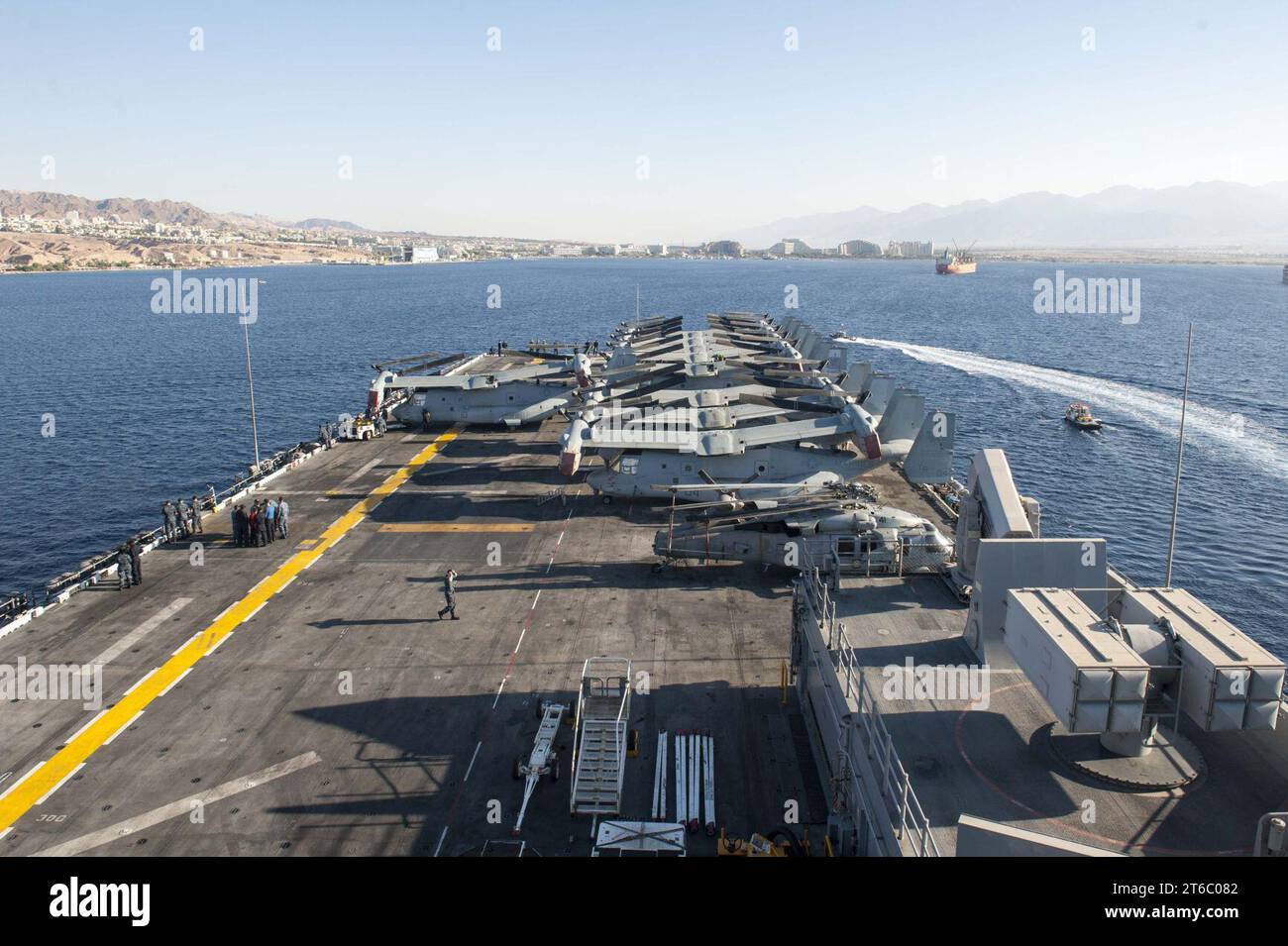 La USS America arriva a Eilat, in Israele, per una visita programmata al porto il 5 ottobre 2017. (36845446733) Foto Stock