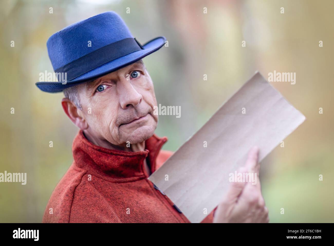 Ritratto della testa di un uomo anziano con un segno, spazio di testo Foto Stock