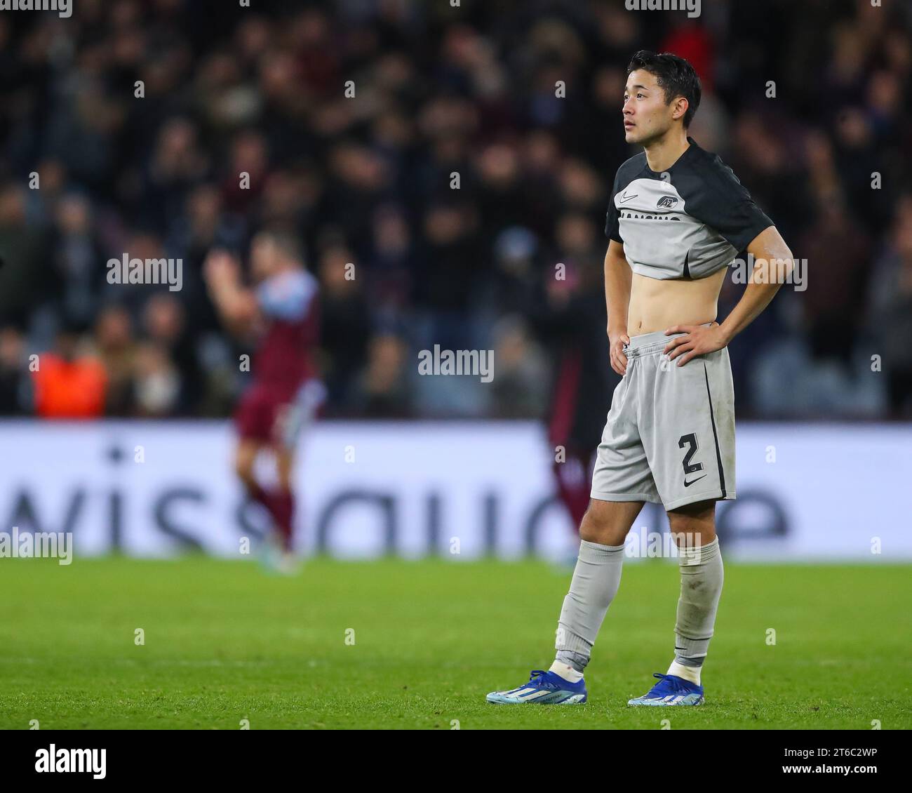 Yukinari Sugawara #2 di AZ Alkmaar viene espulso al fischio finale durante la partita UEFA Europa Conference League Aston Villa vs AZ Alkmaar a Villa Park, Birmingham, Regno Unito, 9 novembre 2023 (foto di Gareth Evans/News Images) Foto Stock