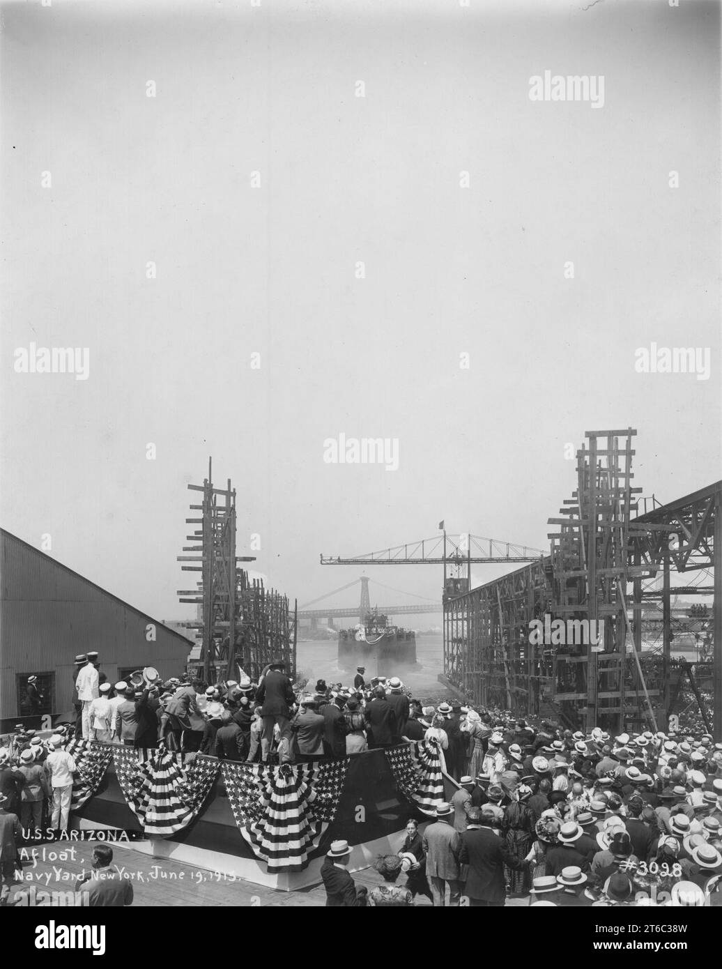 USS Arizona a galla dopo il lancio Foto Stock