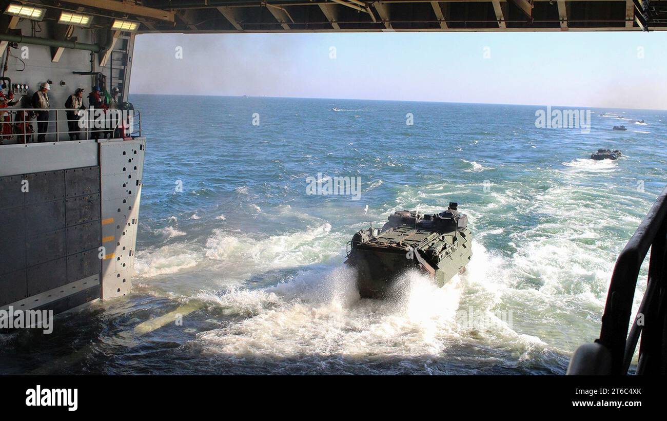 La USS Arlington esegue un raid anfibio simulato durante l'esercizio BALTOPS 2017. (35157684895) Foto Stock