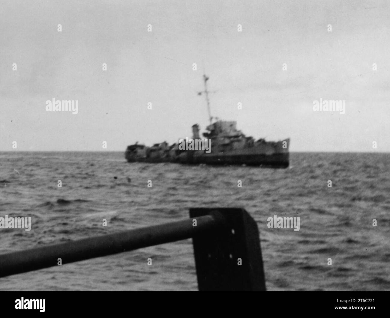 USS Barr (DE-576) dopo essere stata silurata nell'Oceano Atlantico, il 29 maggio 1944 Foto Stock