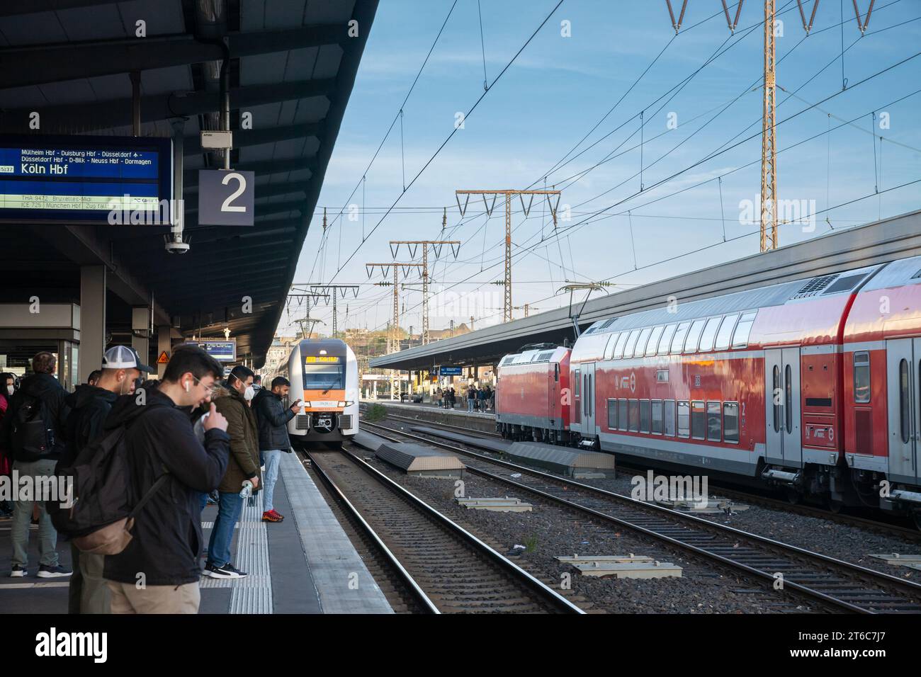 Immagine di un treno RRX che entra a Essen Hbf, diretto a Colonia. Rhine-Ruhr Express è un importante progetto di trasporto in corso di sviluppo nel Nord Reno-W Foto Stock
