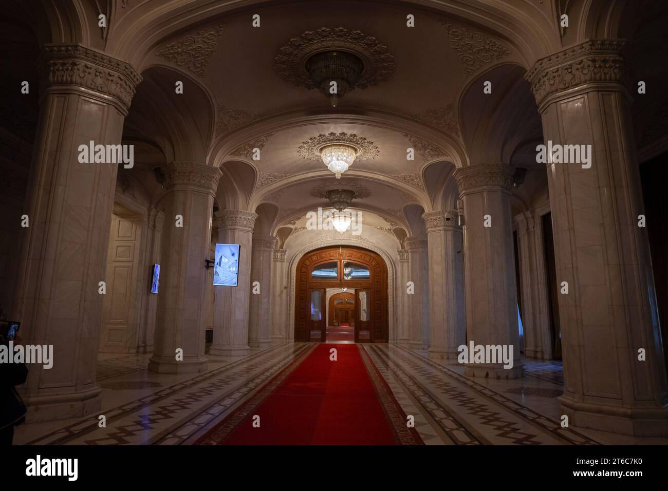 Immagine dell'interno del palazzo rumeno del parlamento, con particolare attenzione alle grandi porte in legno. Il Palazzo del Parlamento, conosciuto anche come il Repu Foto Stock