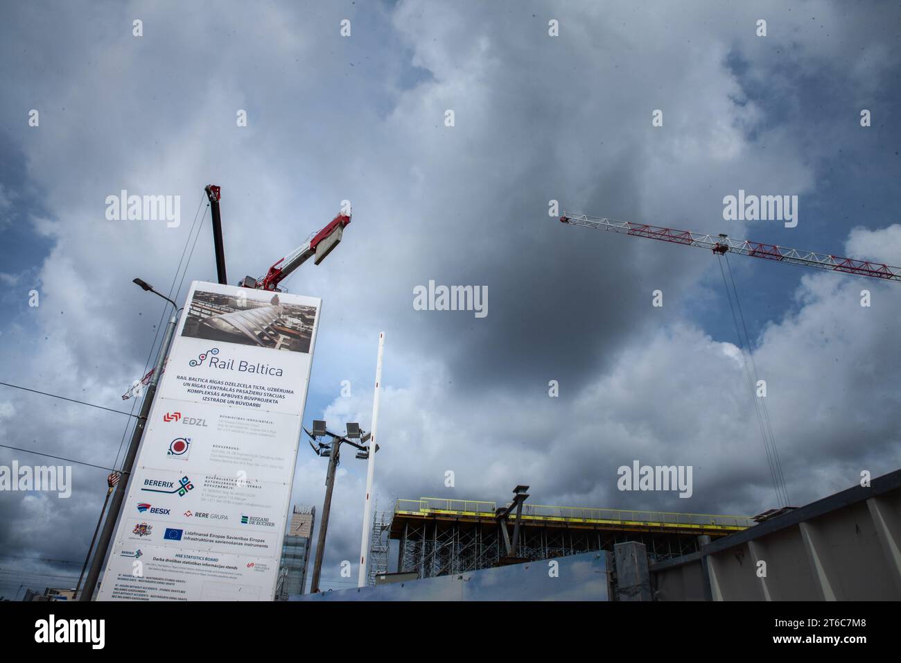 Immagine del progetto ferroviario baltica nella stazione centrale di riga, lettonia. Rail Baltica è un progetto infrastrutturale di trasporto ferroviario verdeggiante in corso, con Foto Stock