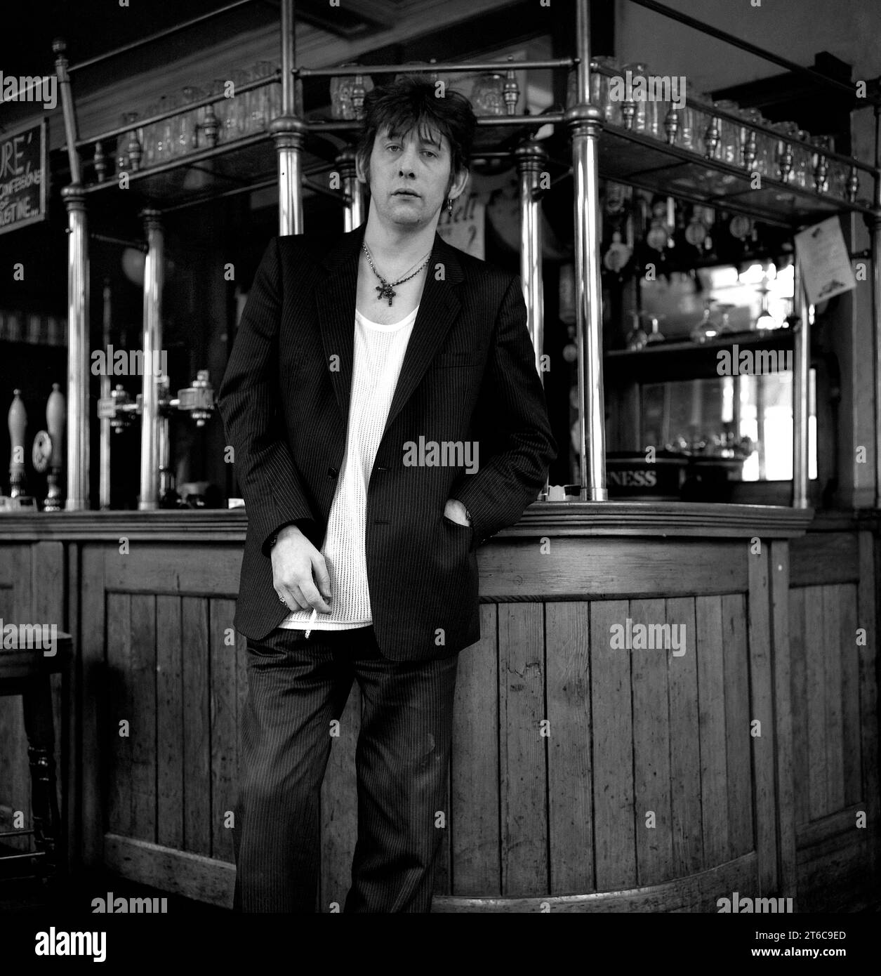 Leggendario rockstar irlandese, cantante/cantautore e frontman per The Pogues & the Popes, Shane MacGowan ha immaginato di bere e fumare nel suo pub londinese preferito Filthy MacNasty's, Islington 1994 Foto Stock