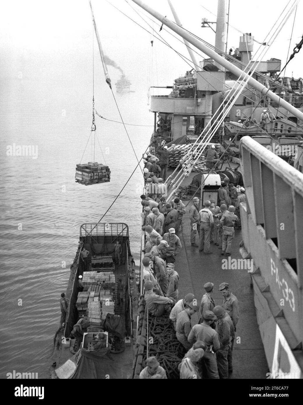 USS Bayfield (APA-33) caricamento munizioni 1950 Foto Stock