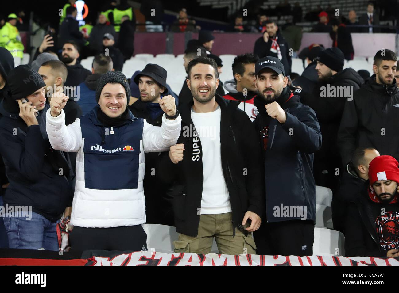 Londra, Regno Unito. 9 novembre 2023. Londra, Inghilterra, 9 novembre 2023: Tifosi dell'Olympiacos durante la partita di UEFA Europa League tra West Ham United e Olympiacos allo Stadio di Londra (Alexander Canillas/SPP) credito: SPP Sport Press Photo. /Alamy Live News Foto Stock