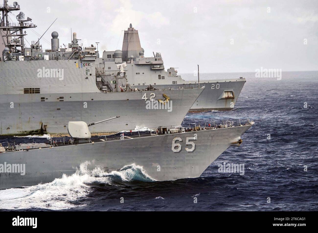 La USS Benfold, la USS Germantown e la USS Green Bay transitano nel Mare delle Filippine durante il Valiant Shield 2016. (29941241435) Foto Stock