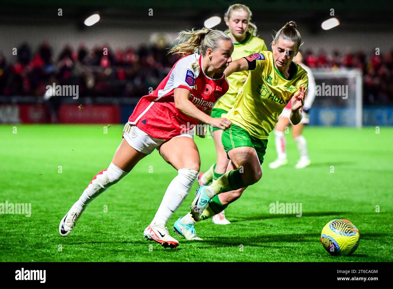 Borehamwood, Regno Unito. 9 novembre 2023. Beth Mead (9 Arsenal) sfidato da Chloe Mustaki (12 Bristol City) durante la fa Women's Continental Tyres League Cup match tra Arsenal e Bristol City al Meadow Park, Borehamwood giovedì 9 novembre 2023. (Foto: Kevin Hodgson | mi News) crediti: MI News & Sport /Alamy Live News Foto Stock