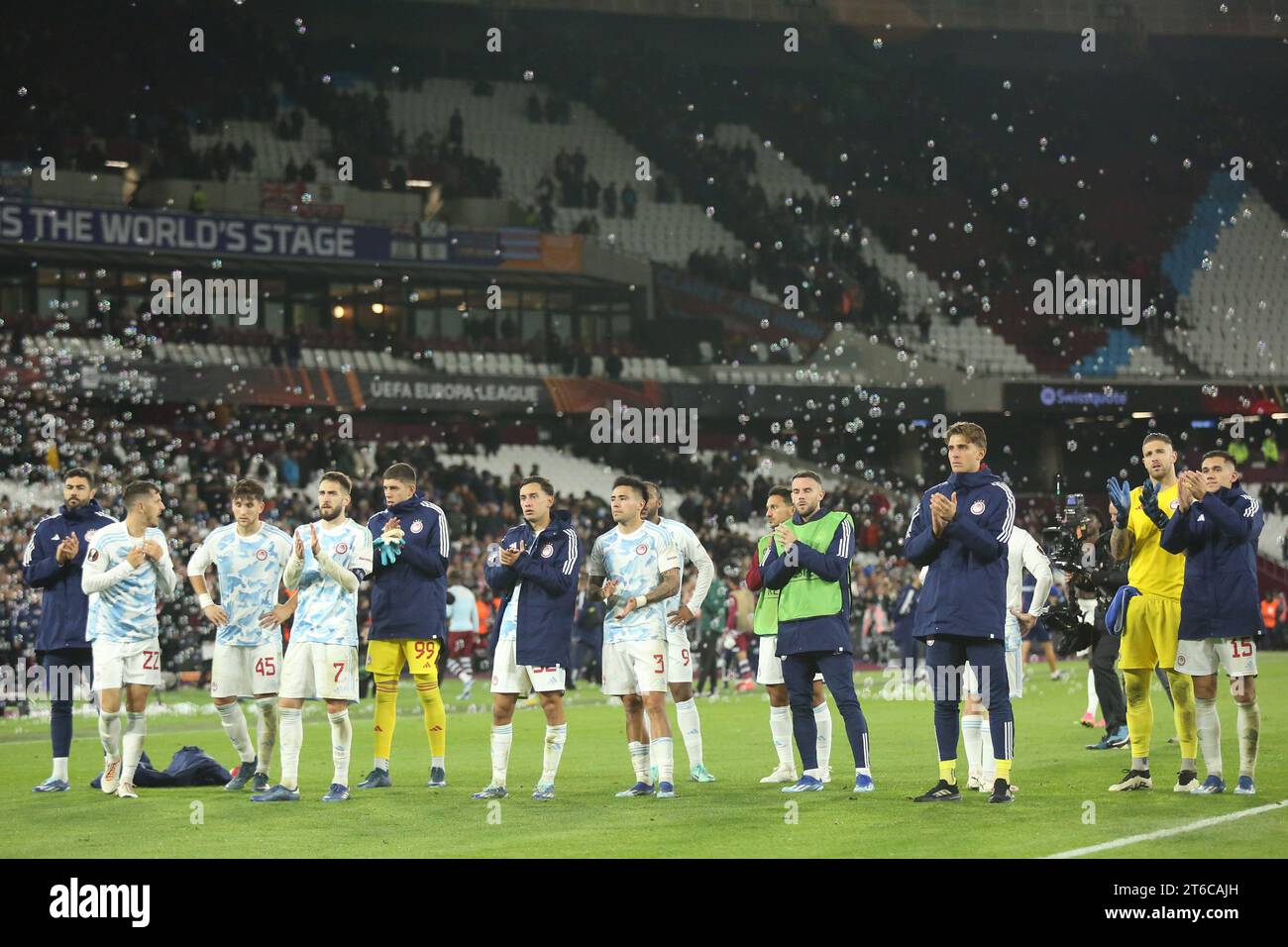 Londra, Regno Unito. 9 novembre 2023. I giocatori dell'Olympiacos ringraziano i loro tifosi dopo la partita di UEFA Europa League tra West Ham United e Olympiacos Pireo al London Stadium, Queen Elizabeth Olympic Park, Londra, Inghilterra, il 9 novembre 2023. Foto di Joshua Smith. Solo per uso editoriale, licenza necessaria per uso commerciale. Nessun utilizzo in scommesse, giochi o pubblicazioni di un singolo club/campionato/giocatore. Credito: UK Sports Pics Ltd/Alamy Live News Foto Stock