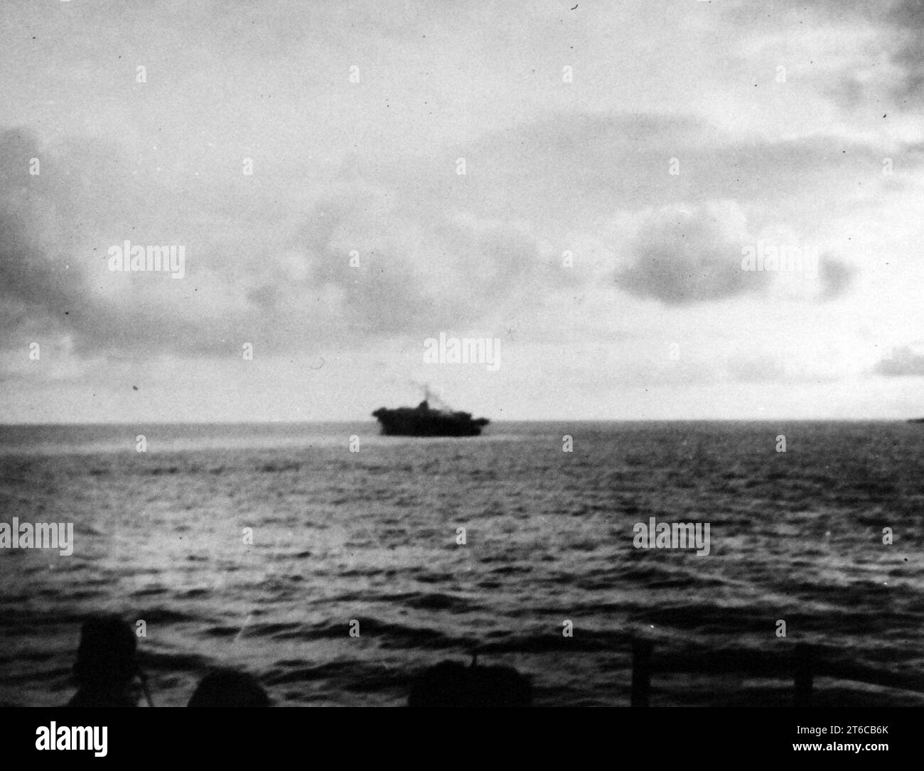 USS Block Island (CVE-21) dopo essere stata silurata nell'Oceano Atlantico, 29 maggio 1944 Foto Stock