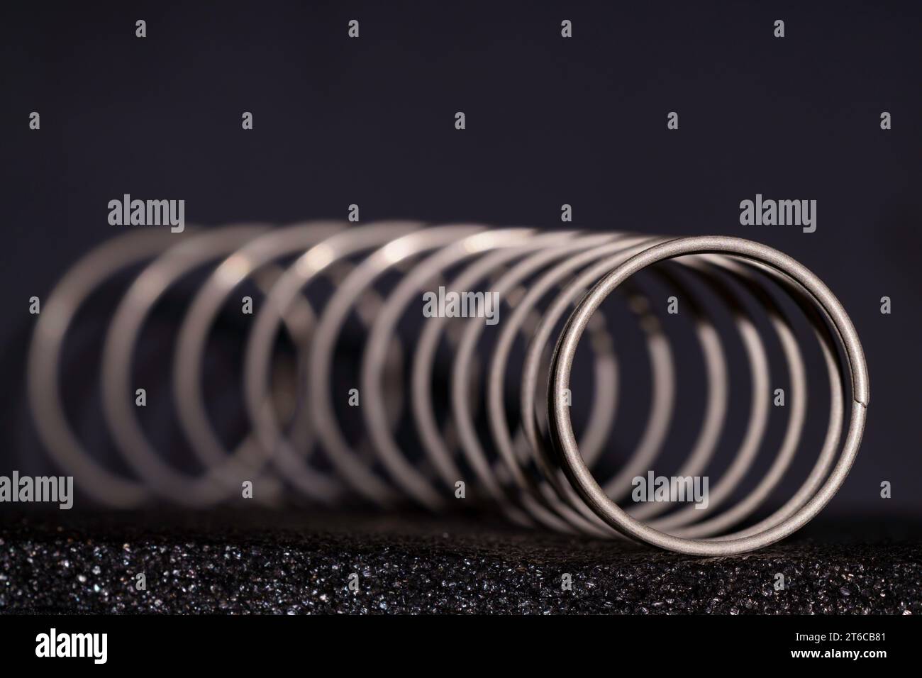 Vista macro angolare di una molla che mostra il suo design tubolare a spirale. Foto Stock