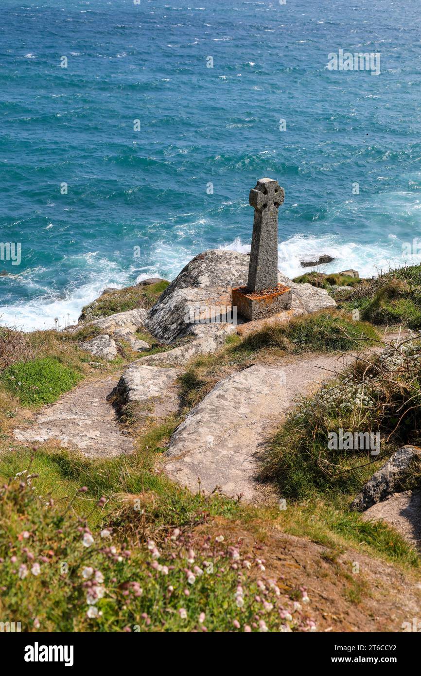 Una croce celtica in pietra commemorativa di un giovane botanico morto qui vicino a Lamorna Cove in una nebbiosa giornata invernale, West Country, Cornovaglia, Inghilterra, Regno Unito Foto Stock