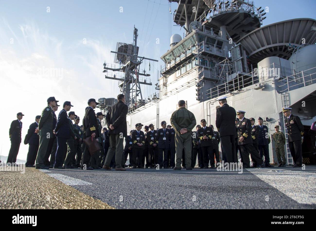 USS Bonhomme Richard (LHD 6) Japan Self-Defense Force Joint staff College Tour 161208 Foto Stock