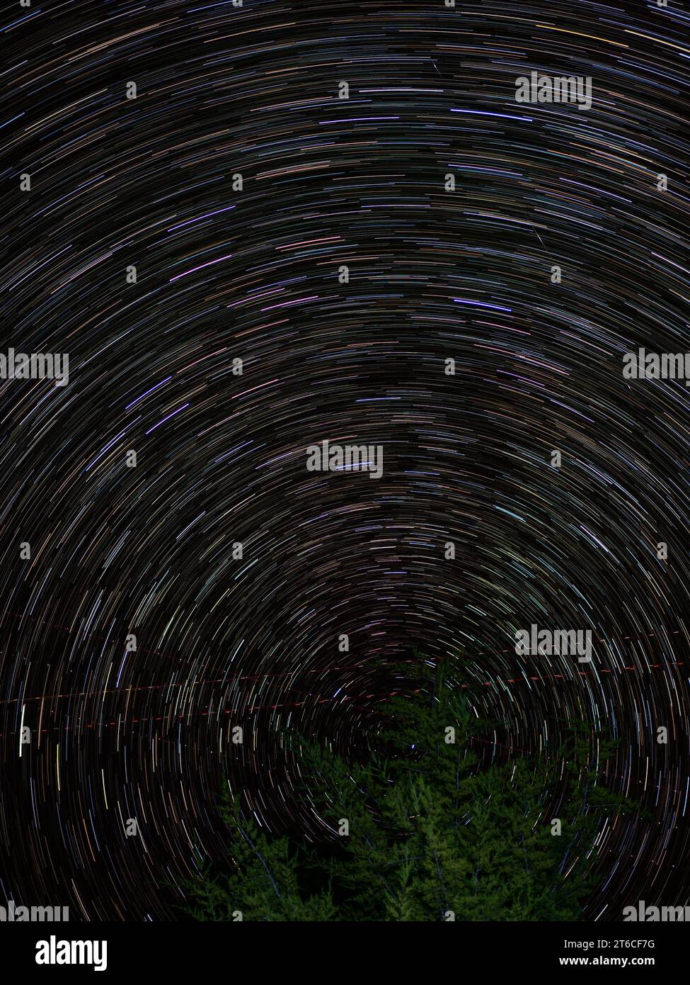 In un'area appartata vicino a Mathias, West Virginia, il cielo notturno prende vita con affascinanti sentieri stellari, con la stella nord al centro, mentre è un professionista Foto Stock