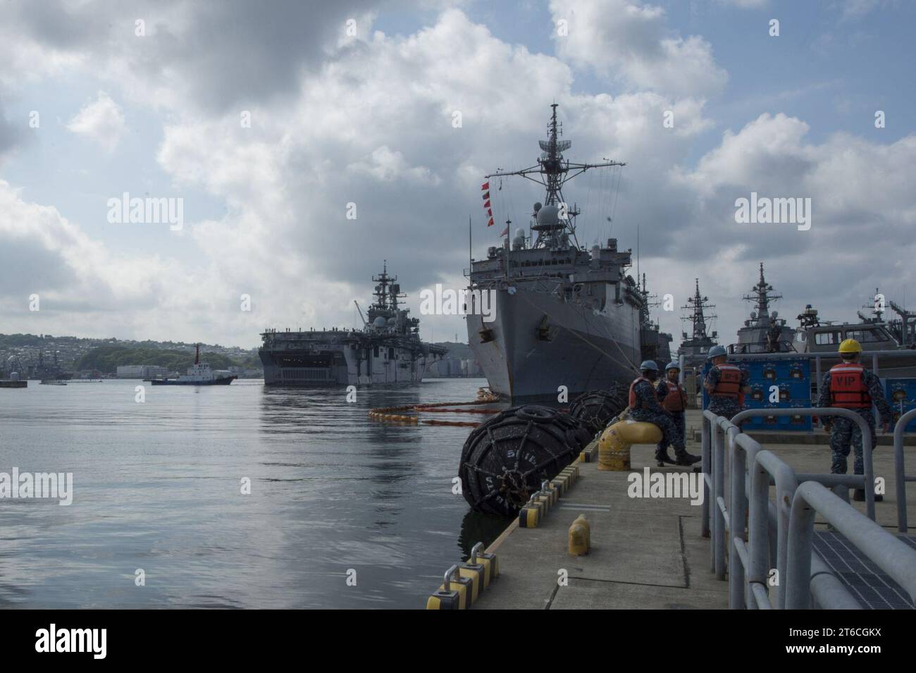 La USS Bonhomme Richard torna alla Fleet Activities Sasebo 140501 Foto Stock