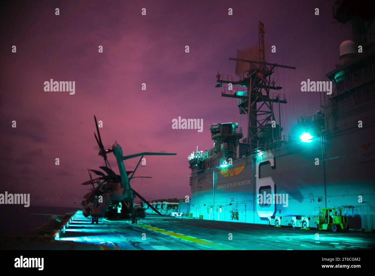 La USS Bonhomme Richard attraversa le acque vicino a Guam durante un dispiegamento di routine. (29777250206) Foto Stock