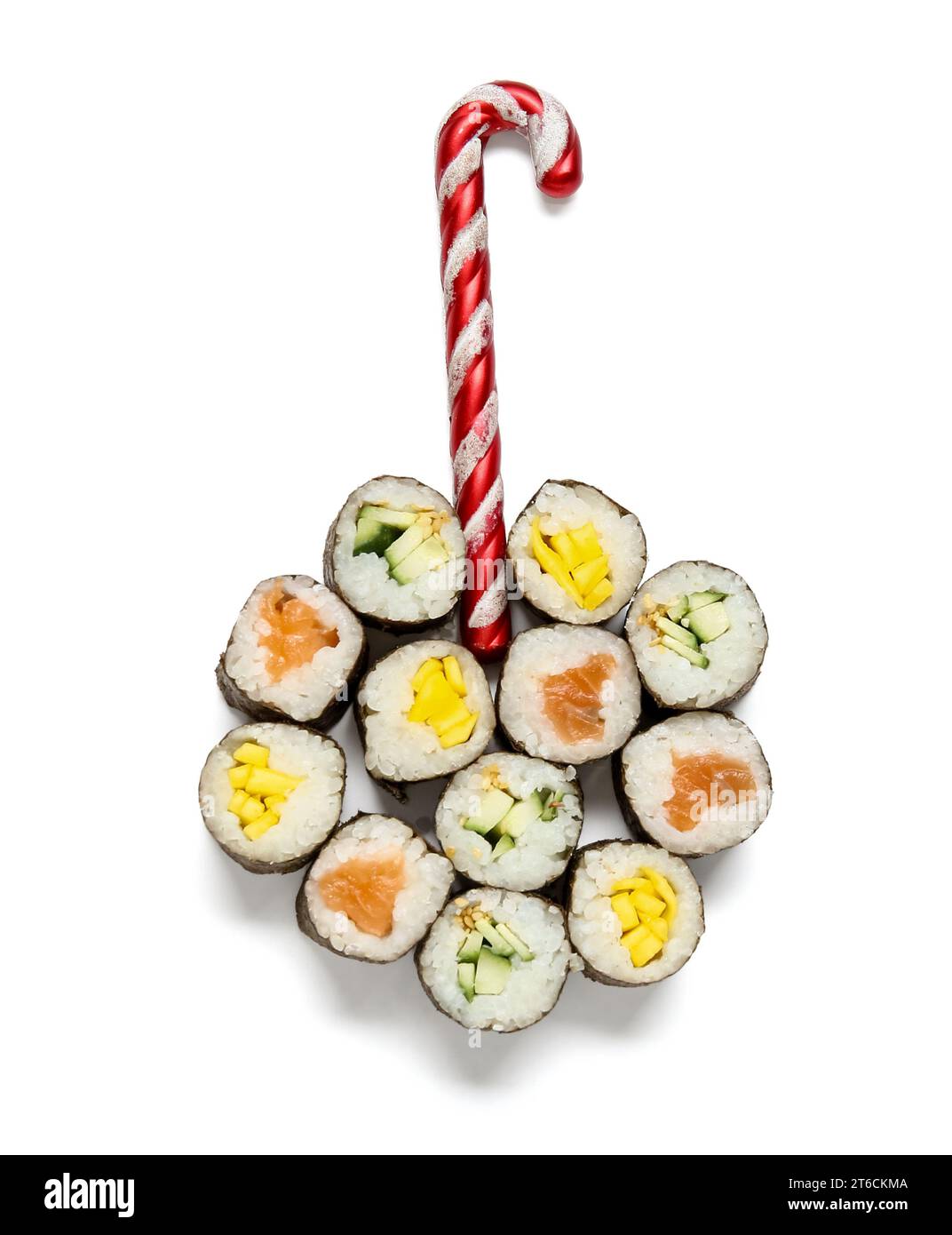 Composizione natalizia con gustosi panini sushi e caramelle su sfondo bianco Foto Stock