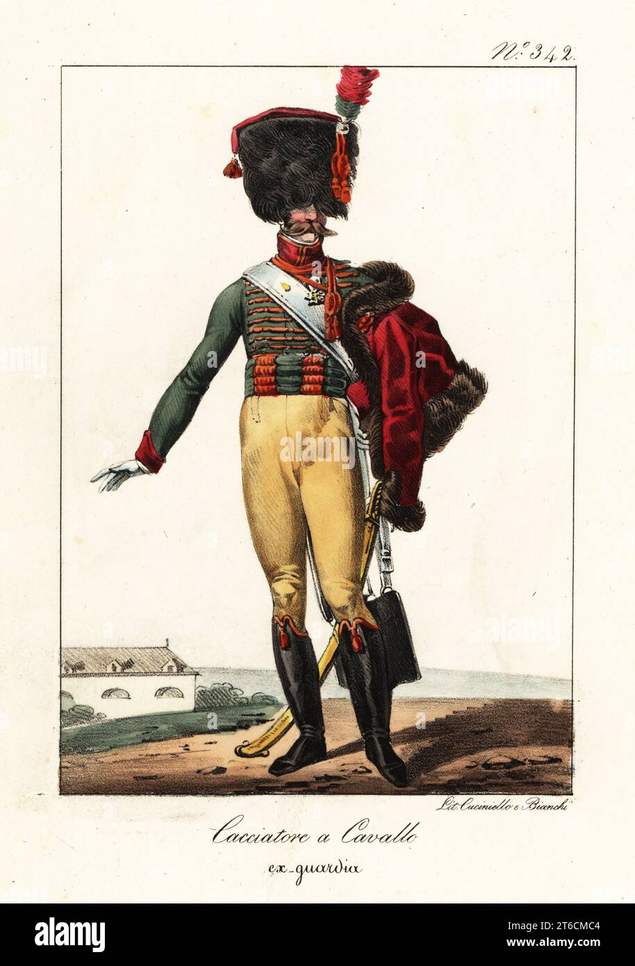 Uniforme di un reggimento di cavalleria leggera Chasseur francese, era napoleonica. In pelle d'orso con pennello, cappotto verde con rana scarlata, pelisse rosse, calzini, stivali, sciabola e sabretouche. Chasseur una Cheval, ex garde. Litografia colorata a mano di Lorenzo Bianchi e Domenico Cuciniello dopo Hippolyte Lecomte da Costumi civili e militari della monarchia francese dal 1200 al 1820, Napoli, 1825. Edizione italiana dei Lecomti costumi civili e militari della monarchia francese dal 1200 al 1820. Foto Stock