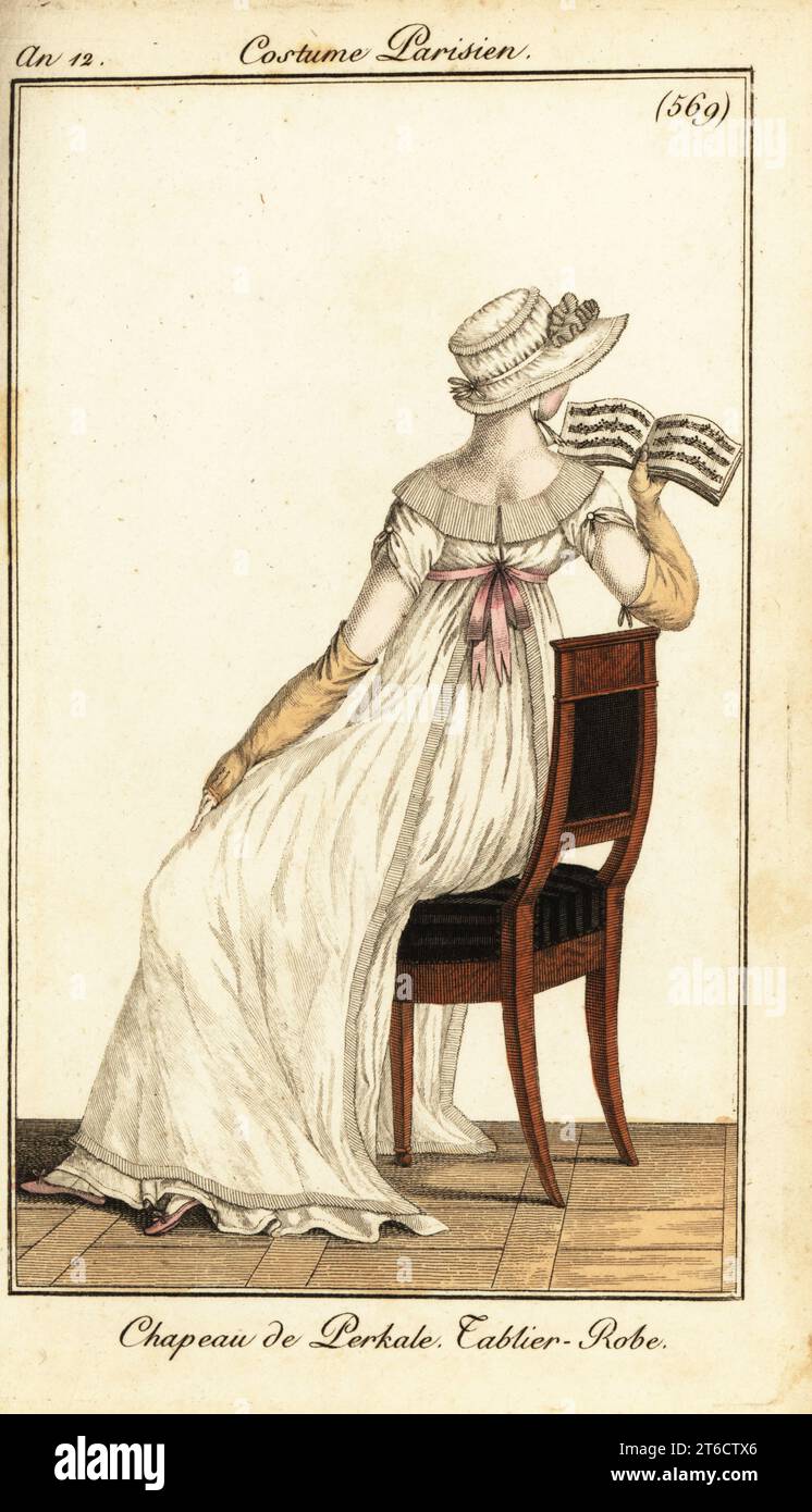 Donna che legge una partitura musicale seduta su una sedia. Indossa un cappello in percale di cotone, un abito in grembiule e guanti lunghi. Chapeau de Perkale. Tablier Robe. Incisione in copperplate a mano da Pierre de la Mesangeres Journal des Dames et des Modes, Magazine of Women and Fashion, Paris, An 12, luglio 1804. Illustrazioni di Carle Vernet, Jean-Francois Bosio, Dominique Bosio e Philibert Louis Debucourt, incise da Pierre-Charles Baquoy. Foto Stock