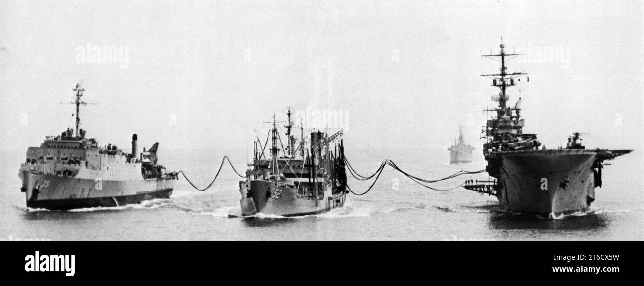 USS Cacapon (AO-529 il rifornimento di Tripoli (LPH-10) e Monticello (LSD-35) 1967 Foto Stock
