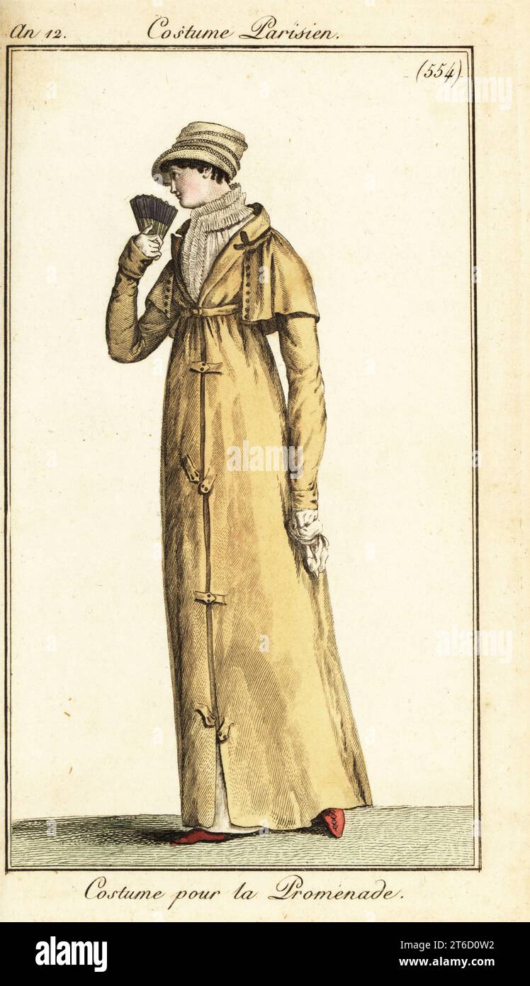 Donna in costume da passeggio, cappello di paglia, cappotto lungo con colletto a cappellino, abito con colletto crimpato, fan, Parigi, 1804. Costume pour la Promenade. Incisione in copperplate a mano da Pierre de la Mesangeres Journal des Dames et des Modes, Magazine of Women and Fashion, Paris, An 12, maggio 1804. Illustrazioni di Carle Vernet, Jean-Francois Bosio, Dominique Bosio e Philibert Louis Debucourt, incise da Pierre-Charles Baquoy. Foto Stock
