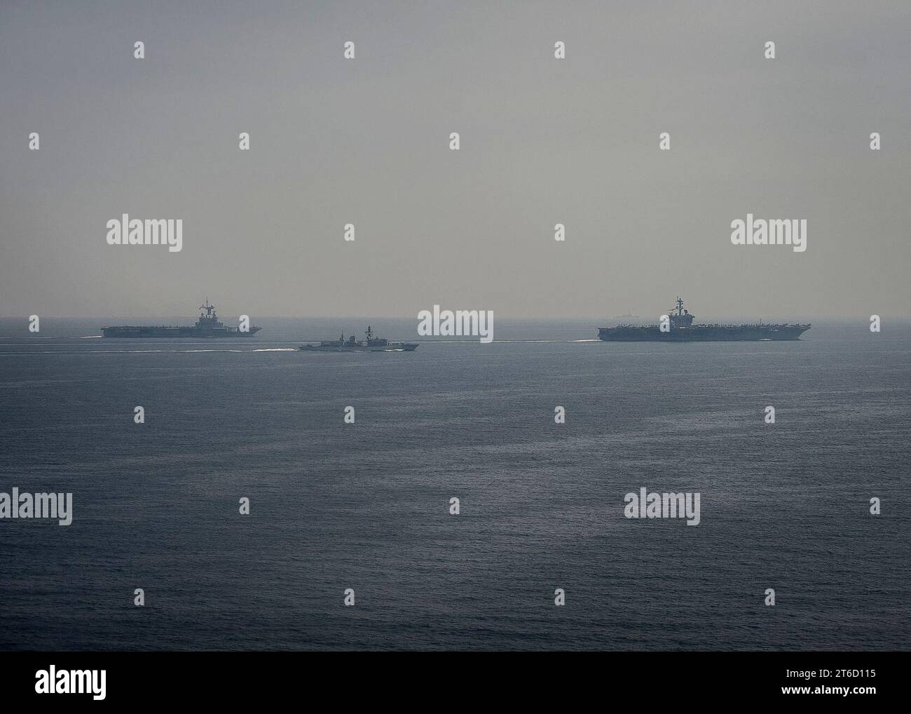USS Carl Vinson (CVN-70), Charles de Gaulles (R91) e HMS Kent (F78) nel Golfo Arabico nel marzo 2015 Foto Stock