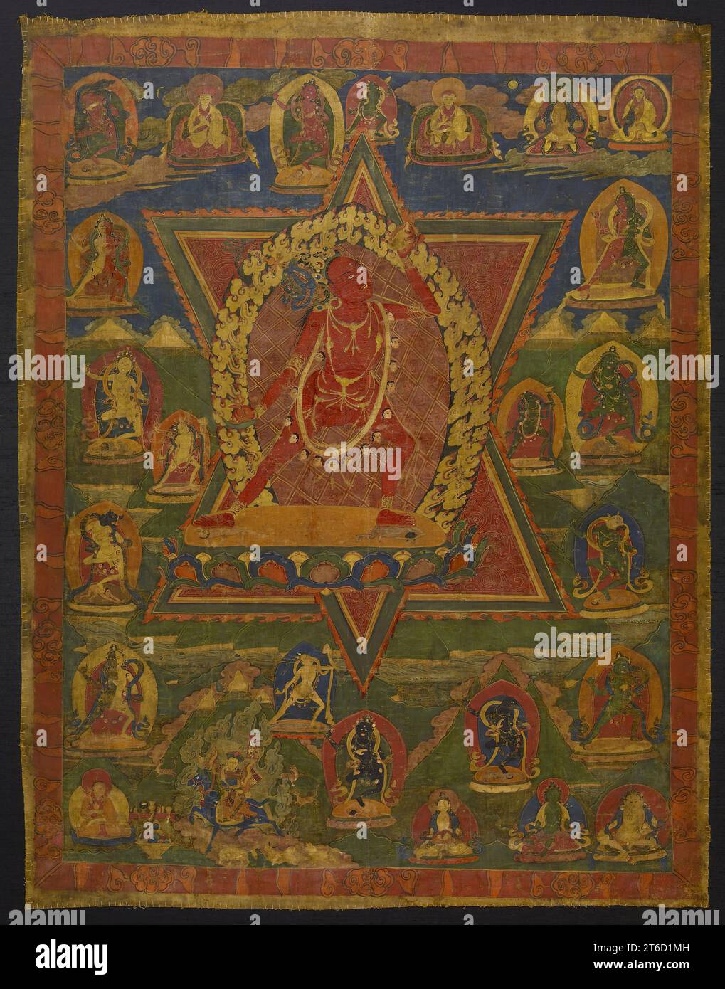 Vajrayogini come Naro Dakini, XVIII secolo. La dea e Buddha Vajrayogini affondano con forza mentre calpesta due figure che simboleggiano i tre veleni mentali: Illusione, odio e desiderio. In questa forma, nota come Naro Dakini, è associata al maestro tantrico dell'XI secolo Naropa, al quale si crede abbia rivelato insegnamenti spirituali. Tenendo in mano un coltello curvo per spezzare l'ignoranza che è inerente alla percezione mondana, solleva la sua coppa cranica (simboleggiando il vuoto, la natura della vera realtà) per bere il sangue che contiene, che si trasforma nel nettare di suprema, allegria Foto Stock