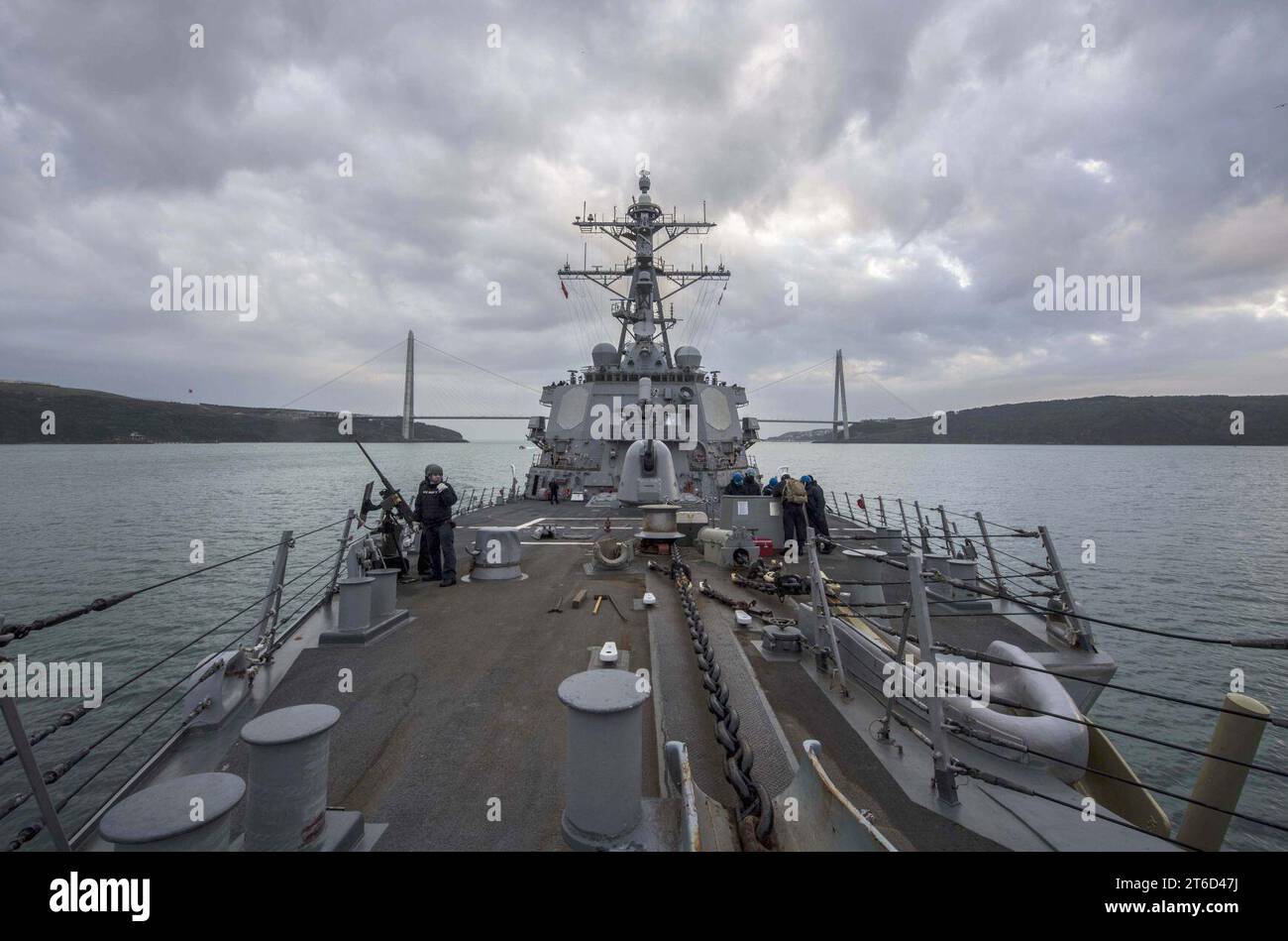 La USS Carney (DDG 64) transita nello stretto del Bosforo. (26764021538) Foto Stock
