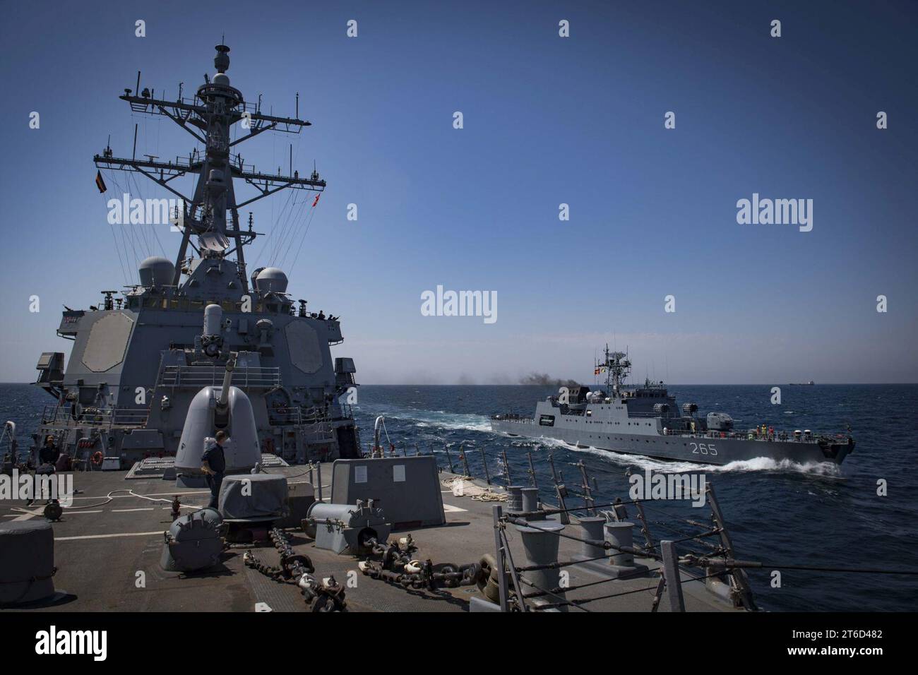 La USS Carney (DDG 64) è in corso a fianco della corvetta della marina rumena ROS Admiral Horia Marcellariu (F 265) nel Mar Nero Foto Stock