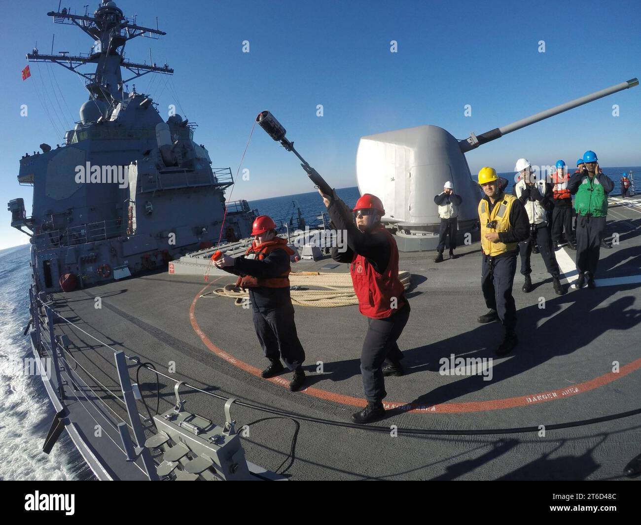 USS Carney (DDG-64) Gunner's Mate sparando linea di tiro durante il rifornimento in corso 160202 Foto Stock