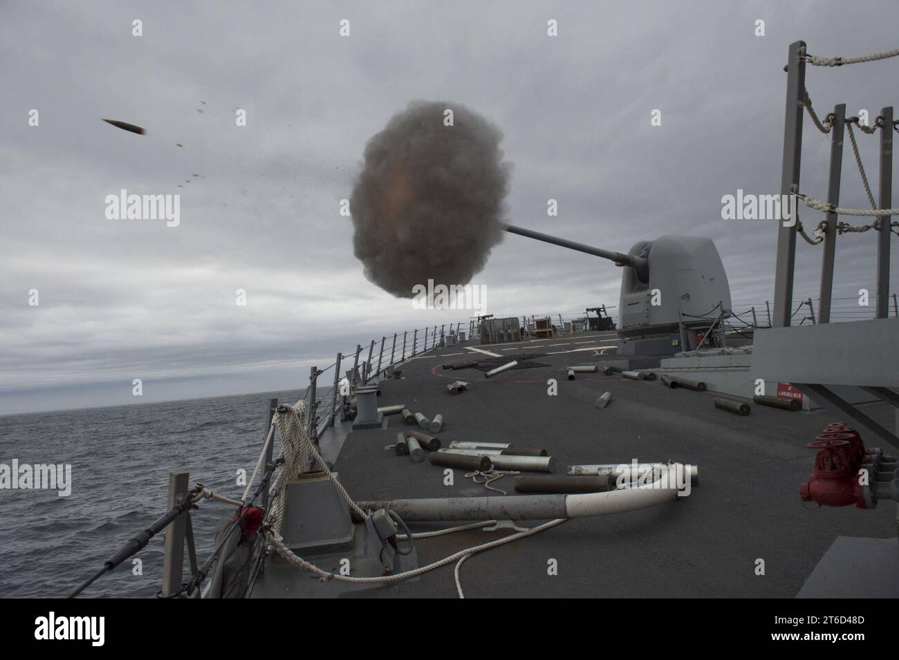 USS Carney (DDG-64) sparando un cannone da 5 pollici a Cape Wrath 170403 Foto Stock