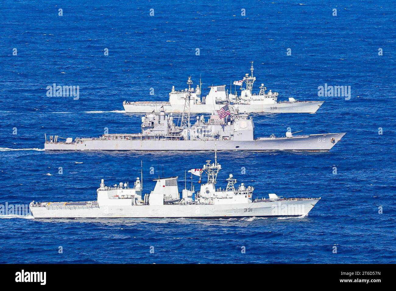 USS Chancellorsville (CG-62) e le fregate della Royal Canadian Navy HMCS Vancouver (FFH 331) e HMCS Winnipeg (FFH 338) in corso nel Mare delle Filippine, 30 ottobre 2022 (221030 Foto Stock