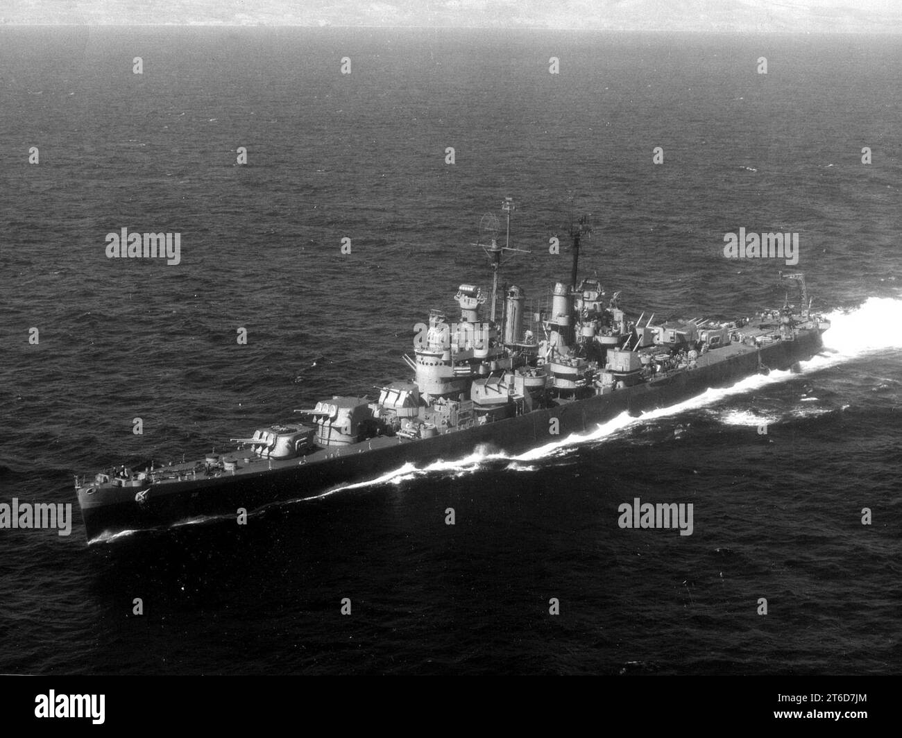 USS Columbia (CL-56) off San Pedro 1945 Foto Stock